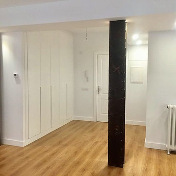 ZONA DE ENTRADA ABIERTA AL SALÓN EN UNO DE LOS APARTAMENTOS
