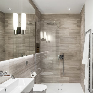 Inspiration pour une petite salle de bain principale design avec un placard à porte plane, des portes de placard en bois sombre, une douche ouverte, un WC à poser, un carrelage beige, du carrelage en pierre calcaire, un mur blanc, un sol en carrelage de porcelaine, une grande vasque, un sol gris et aucune cabine.