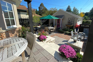 Inspiration for a classic courtyard patio in Milwaukee with concrete paving.