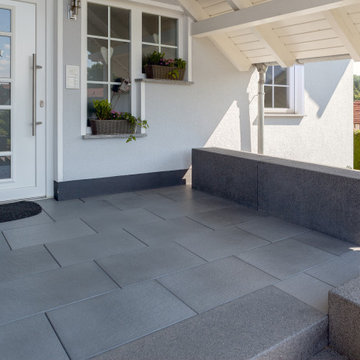 Treppenpodest mit Sitzblock.