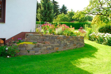 This is an example of a contemporary garden in Cologne.