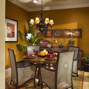 Geschlossenes, Mittelgroßes Mediterranes Esszimmer ohne Kamin mit brauner Wandfarbe und Travertin in Las Vegas