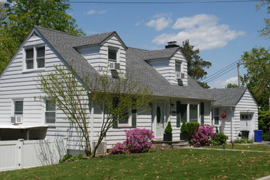 Foto de fachada blanca tradicional de tamaño medio de dos plantas