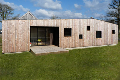 Inspiration pour une façade de maison design.
