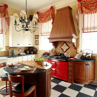 Свежая идея для дизайна: угловая кухня среднего размера в классическом стиле с фасадами с декоративным кантом, фасадами цвета дерева среднего тона, коричневым фартуком, техникой под мебельный фасад, обеденным столом, раковиной в стиле кантри, гранитной столешницей, фартуком из керамической плитки и полом из керамической плитки - отличное фото интерьера