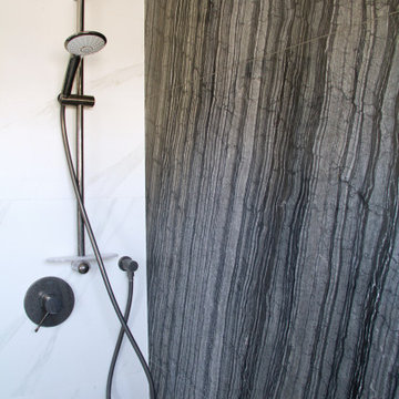 Bagno con la parete in marmo silver wave