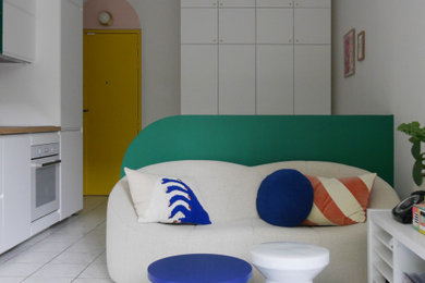 Imagen de salón abierto moderno pequeño con paredes rosas, suelo de baldosas de cerámica y suelo blanco