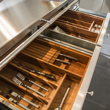 Edle Wohnküche mit Materialmix aus Holz und Edelstahl