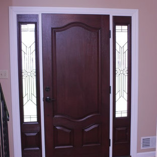 他の地域の中サイズの片開きドアトランジショナルスタイルのおしゃれな玄関ドア (ベージュの壁、淡色無垢フローリング、濃色木目調のドア) の写真