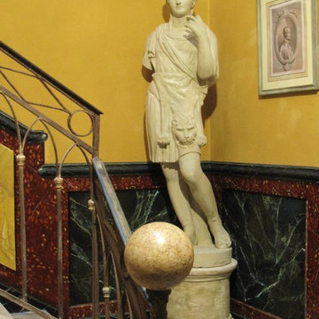 Décor faux marbre pour le soubassement d'une cage d'escalier - Nîmes