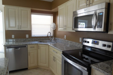 Example of a kitchen design in Tampa