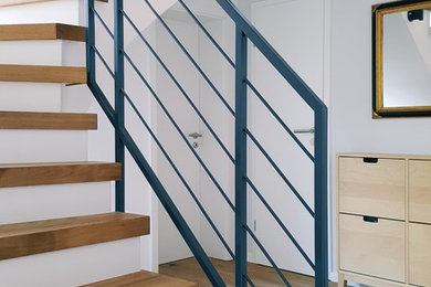 Gewendelte Moderne Holztreppe mit Stahlgeländer in Düsseldorf