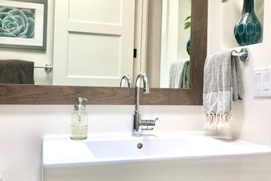 Example of a minimalist bathroom design in San Francisco