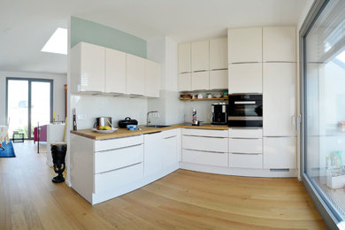 Moderne Küche in L-Form in Berlin