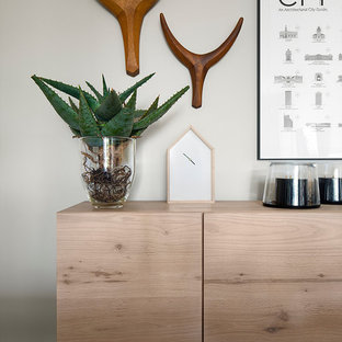 Esempio di un ingresso o corridoio eclettico con pareti multicolore, pavimento in cemento e pavimento turchese