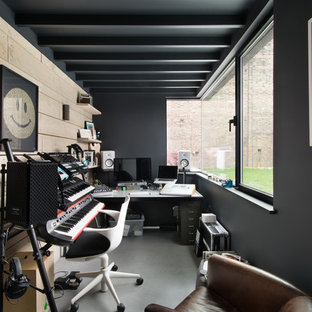 Idéer för att renovera ett funkis hemmastudio, med flerfärgade väggar, betonggolv, ett fristående skrivbord och grått golv
