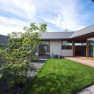 他の地域の和風のおしゃれな中庭のテラス (デッキ材舗装、張り出し屋根) の写真