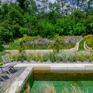 Sitzbereich am Naturpool mit Blick in den Garten