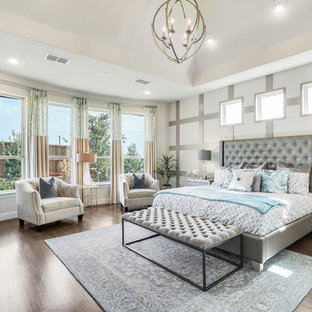 Foto de dormitorio principal, clásico, grande, sin chimenea, con suelo marrón, paredes multicolor y suelo de madera oscura