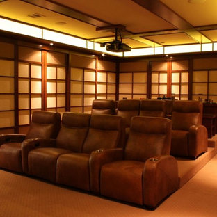 Réalisation d'une grande salle de cinéma tradition fermée avec un mur marron, moquette, un écran de projection et un sol jaune.