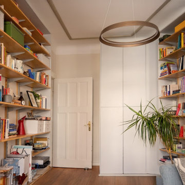 Integrierte Bibliothek und Stauraum