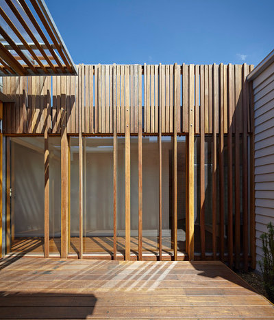 Contemporary Deck Convertible Courtyards House