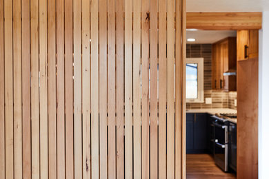 Example of a 1950s home design design in Denver