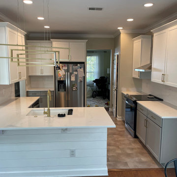 Contemporary Kitchen Remodel Done in a Two-Tone Color