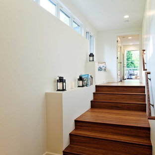 Idéer för en stor klassisk hall, med beige väggar och bambugolv