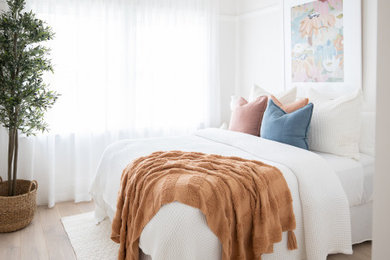ウーロンゴンにある中くらいなコンテンポラリースタイルのおしゃれな客用寝室 (白い壁、淡色無垢フローリング) のレイアウト