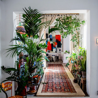 Inredning av en eklektisk mellanstor hall, med vita väggar