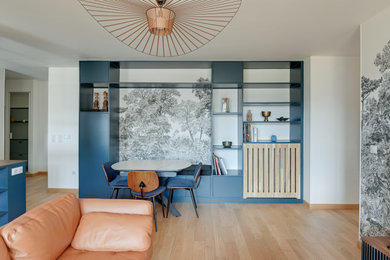 Exemple d'une grande salle à manger tendance avec un mur blanc, parquet clair, aucune cheminée, un sol beige, du papier peint et verrière.