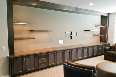 Diseño de salón extra grande con paredes grises, moqueta y televisor colgado en la pared