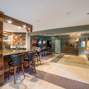 他の地域の大きいミッドセンチュリースタイルのおしゃれな着席型バー (アンダーカウンターシンク、フラットパネル扉のキャビネット、ヴィンテージ仕上げキャビネット、御影石カウンター、セラミックタイルの床) の写真