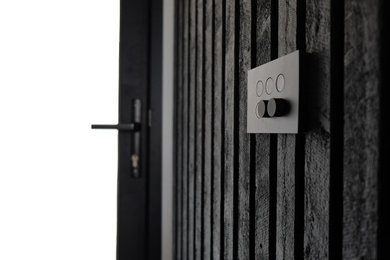 Inspiration pour un couloir design en bois avec un mur noir.