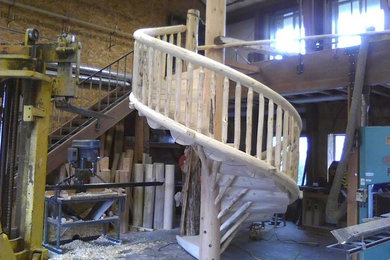Foto de escalera de caracol rural sin contrahuella con escalones de madera