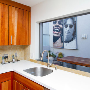 Bild på ett mellanstort vit vitt kök, med en nedsänkt diskho, släta luckor, skåp i ljust trä, bänkskiva i koppar, gult stänkskydd, stänkskydd i marmor, rostfria vitvaror, mellanmörkt trägolv, en köksö och brunt golv