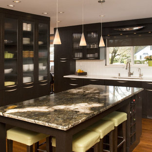 Moderne Küche mit Unterbauwaschbecken, flächenbündigen Schrankfronten, dunklen Holzschränken und Küchenrückwand in Weiß in Seattle