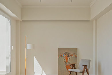 Imagen de salón cerrado y beige y blanco tradicional renovado pequeño sin chimenea y televisor con paredes beige, suelo laminado y suelo marrón
