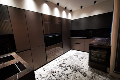 Idées déco pour une grande cuisine moderne en U fermée avec un électroménager noir et un sol en carrelage de céramique.