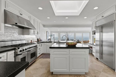 Example of a beach style kitchen design in Los Angeles