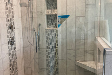 Diseño de cuarto de baño principal actual grande con bañera exenta, ducha abierta, baldosas y/o azulejos grises, baldosas y/o azulejos de mármol y ducha con puerta corredera