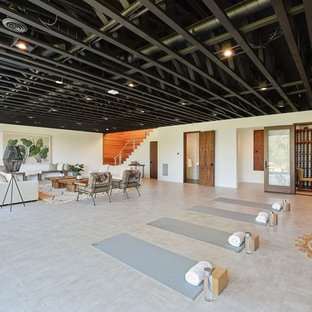 サンフランシスコのコンテンポラリースタイルのおしゃれなヨガスタジオ (白い壁、グレーの床) の写真
