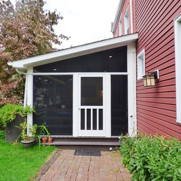 Screened-In Porch: South Side