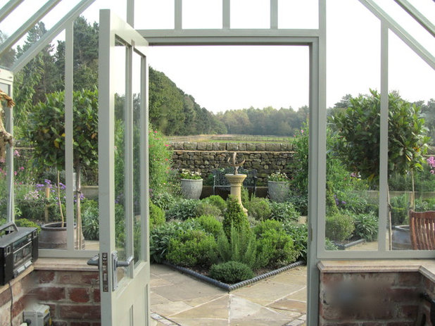 Traditional Landscape by Sue Hayward Garden Design Ltd