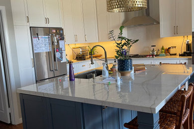 Kitchen - modern kitchen idea in San Diego