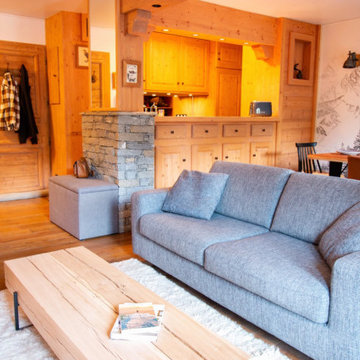 Vue d'ensemble sur la pièce de vie d'un chalet Savoyard