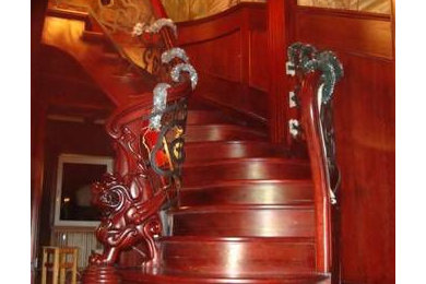 Источник вдохновения для домашнего уюта: изогнутая деревянная лестница среднего размера в восточном стиле с деревянными ступенями и деревянными перилами