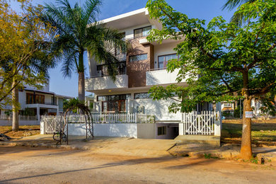 Design ideas for a contemporary exterior in Bengaluru.