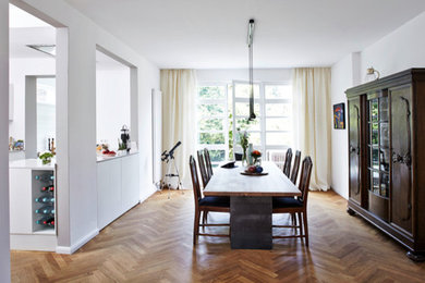 Cette image montre une salle à manger design.